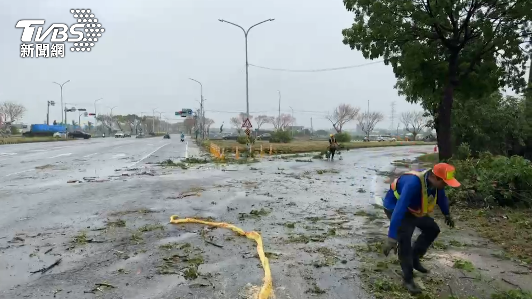 清晨遇狂風暴雨!雷聲狂轟吵醒高雄人 網友驚:這程度是颱風