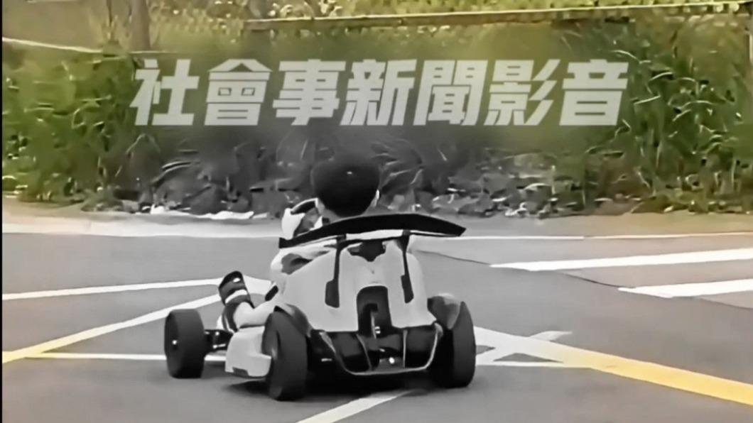 家長帶著小孩開卡丁車上路。(圖/翻攝社會事新聞影音)