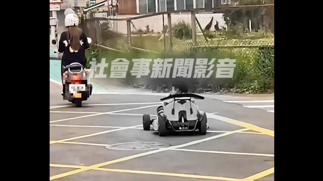 家長帶著小孩開卡丁車上路。(圖/翻攝社會事新聞影音)