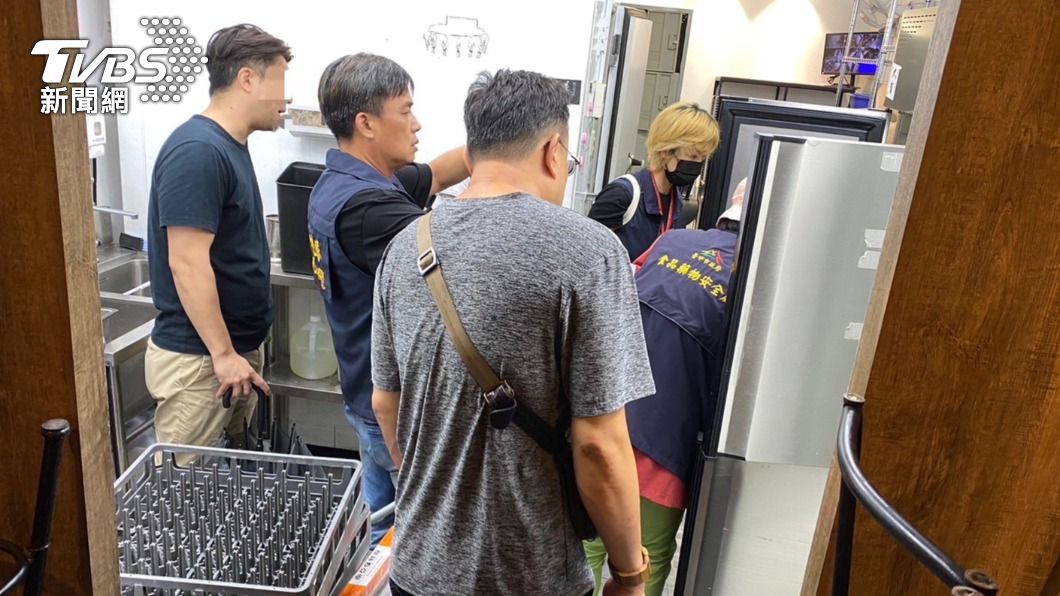台中市政府食安處於4月16日接獲檢舉,「御帝和牛」涉嫌儲存逾期肉品。(圖/TVBS)