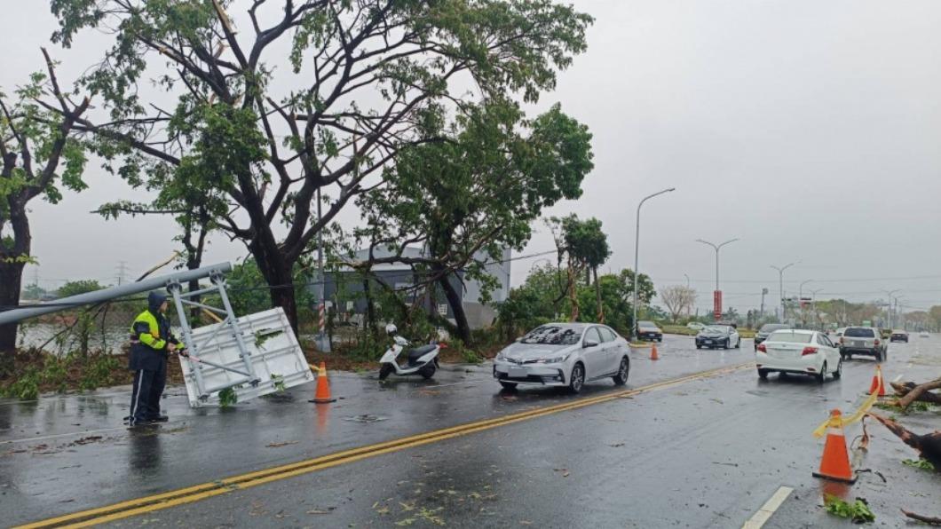 暴雨停電了！高雄3266戶「突黑一片」　台電搶修3地區