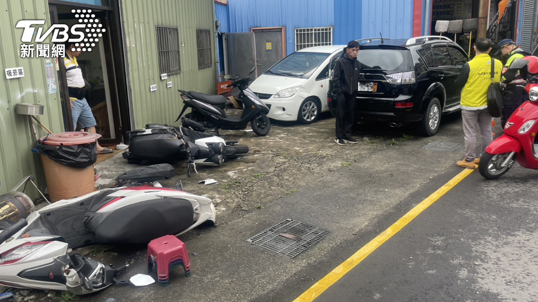 全倒！桃園男疑精神不濟　橫掃對向11輛汽機車