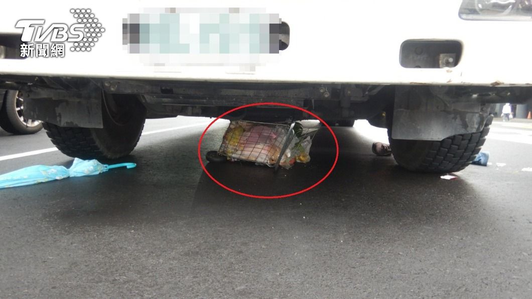 直接穿越馬路！「暴走行人」遭捲大貨車底　左腳粉碎性骨折
