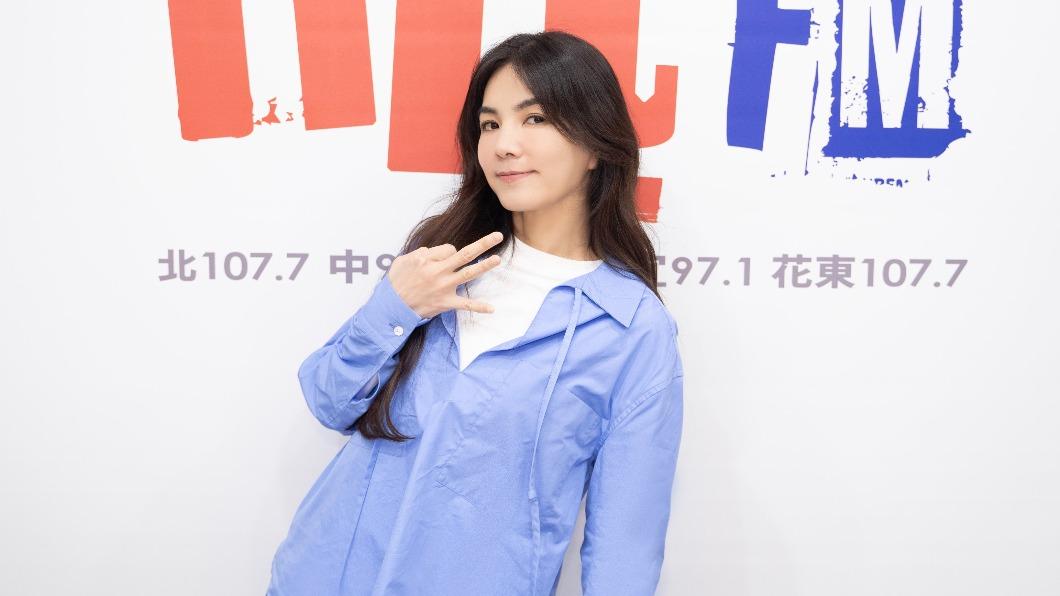 Ella曾迷失人生方向,每次唱到新歌〈諧星〉時總忍不住落淚。(圖/Hit Fm聯播網提供)