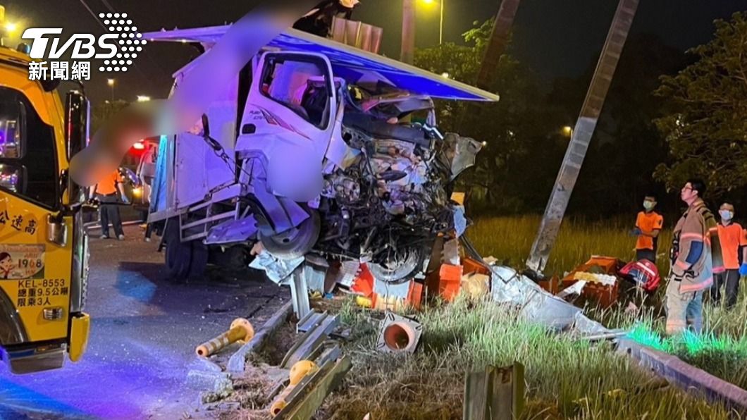 國3台南死亡車禍！貨車自撞護欄「車頭全毀」夫妻天人永隔