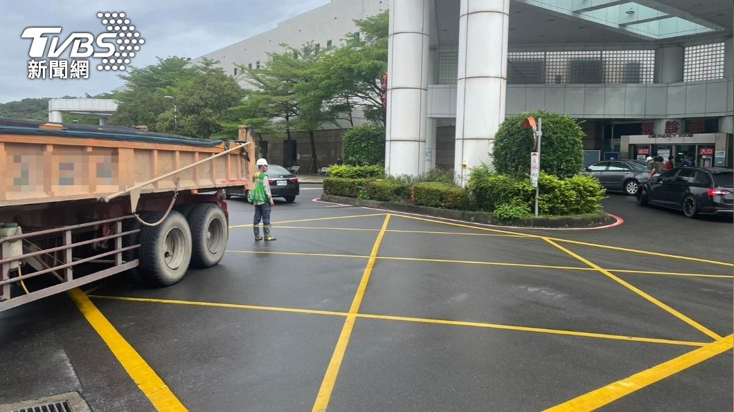 肇事的砂石車。(圖/TVBS)