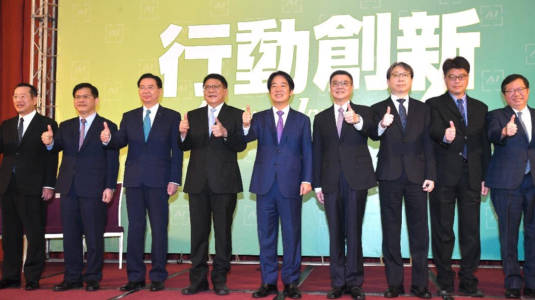 行政院長卓榮泰(右四)。(圖/TVBS)