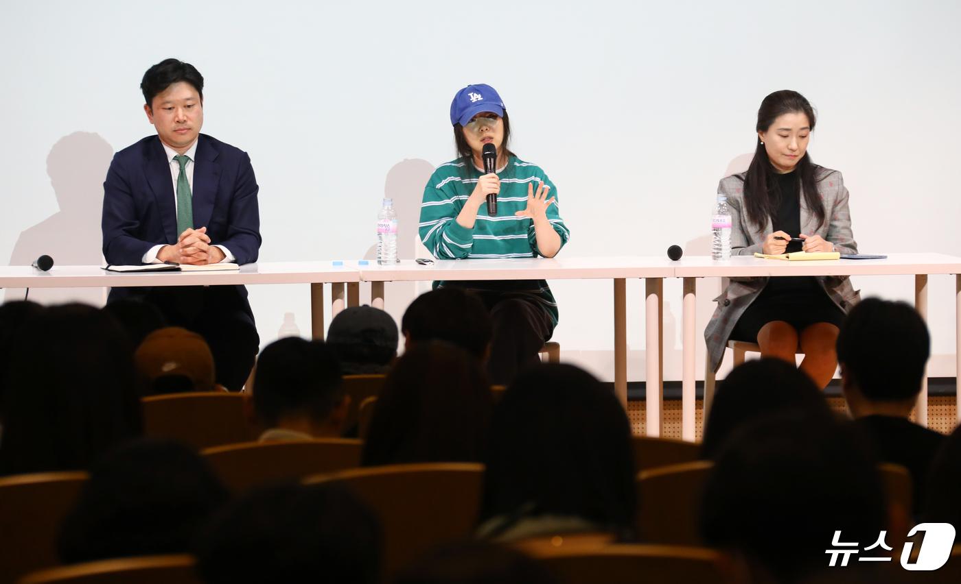 閔熙珍在兩位律師陪伴之下召開記者會。(圖/news1提供)