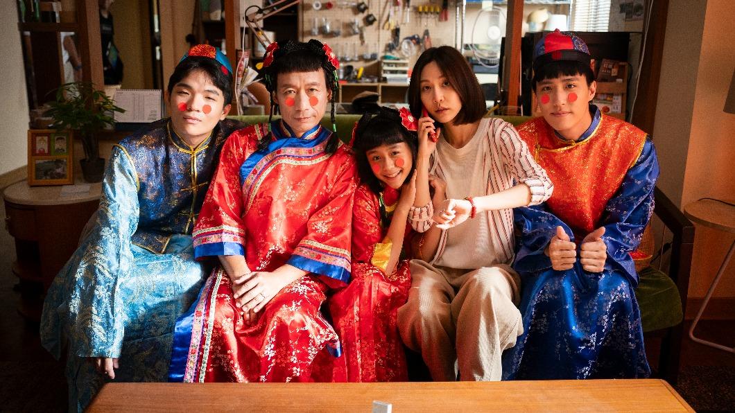 胡智強(左起)、郭子乾、陳昭妃、曾莞婷、余晉在《省省吧!我家富貴發》中,飾演省吃儉用的一家人。(圖/瀚草文創提供)