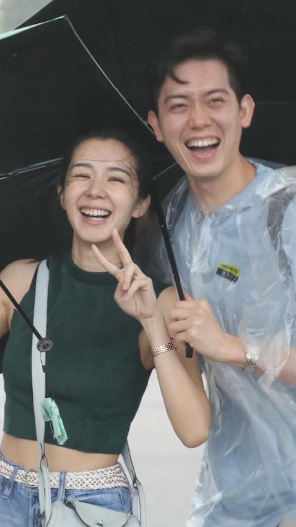 新婚港姐麥明詩與老公日前到香港海洋公園玩，淋成落湯雞。（圖∕翻攝自IG）