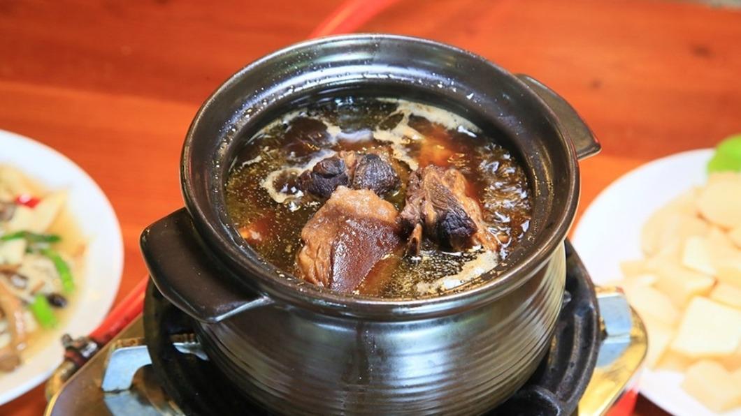｢招牌燻羊肉｣（1,000元，小份、1,800元，大份）使用多種中藥材獨家祕方調配，香氣絕對沒話說！（圖／熱血玩台南。跳躍新世界提供）