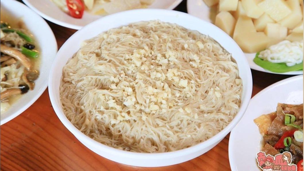 「羊油麵線」（100元，小份、150元，大份）香氣濃厚，搭配蒜末更過癮。（圖／熱血玩台南。跳躍新世界提供）
