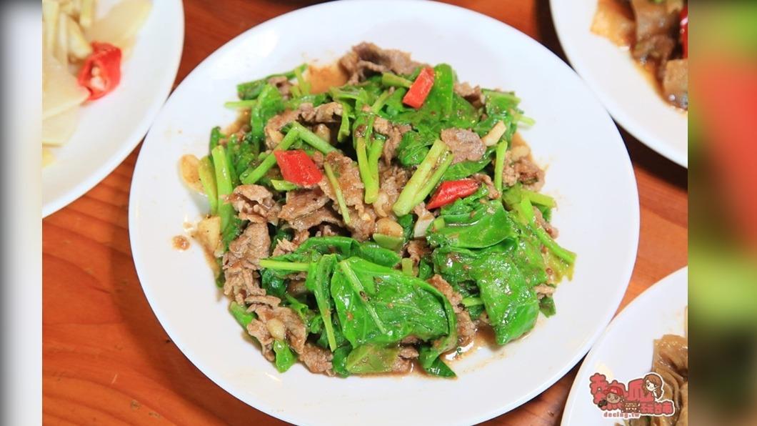 「芥藍炒羊肉」（320元）沙茶的香氣跟辛辣滋味，非常下飯。（圖／熱血玩台南。跳躍新世界提供）