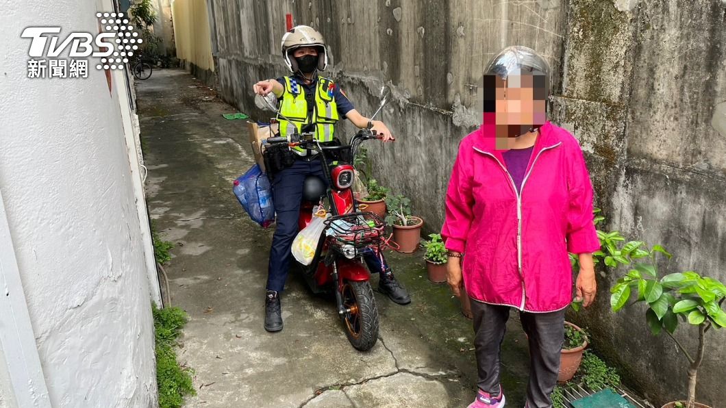 女警耐心安撫婦人。（圖／TVBS）