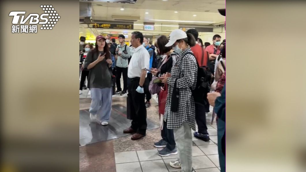 北捷驚傳有旅客落軌，正值下班時間，許多民眾被卡在捷運站無法搭乘。（圖／民眾提供）