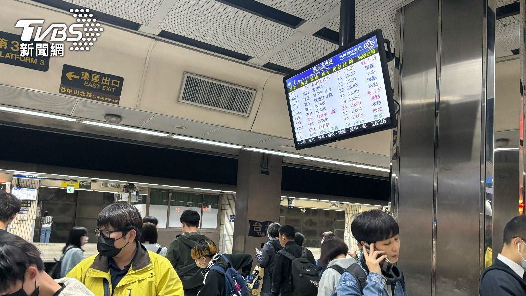 台北車站月台目前有三個資訊看板,一個為吊掛在中間柱子的液晶螢幕。(圖/葉韋辰攝)