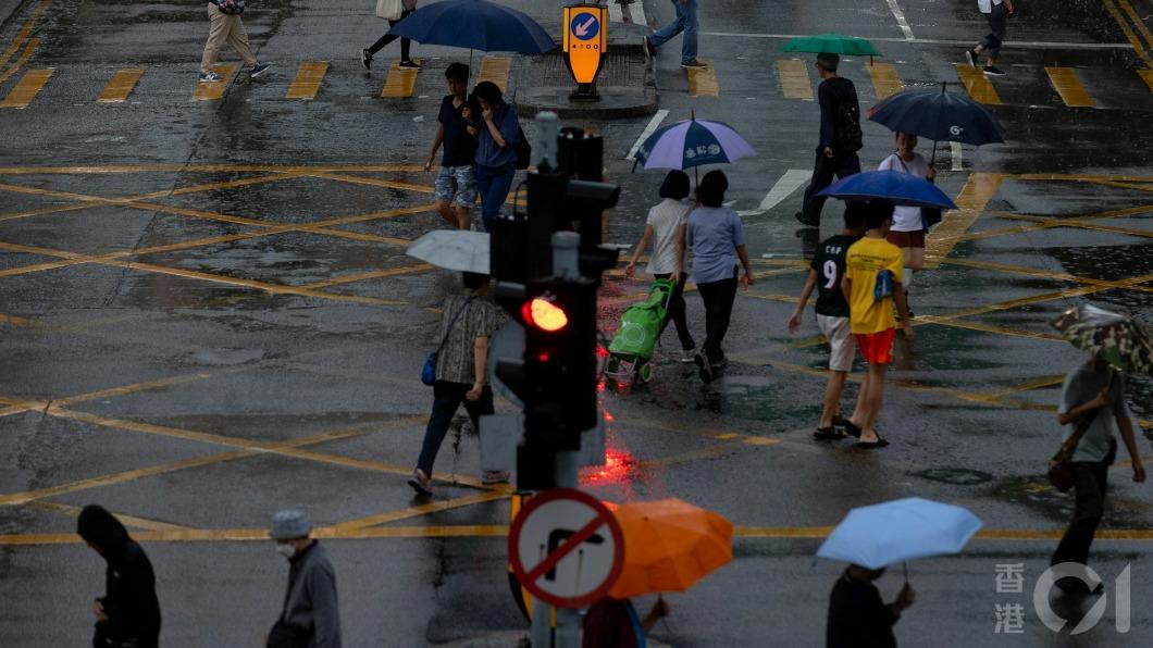 香港天文台發出黃色暴雨警告。(圖/香港01)