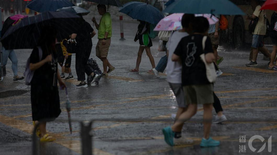 香港天文台發出黃色暴雨警告 短期內可能受冰雹影響