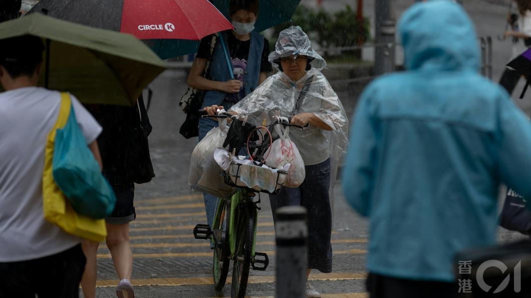 香港出現暴雨警告。(圖/香港01)