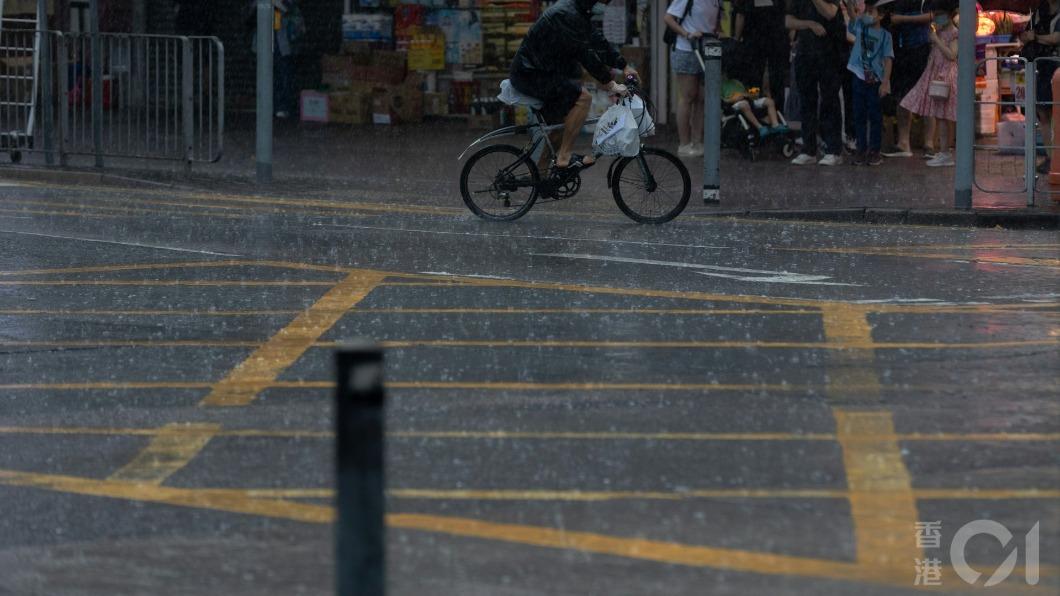 陣雨襲擊香港。(圖/香港01)