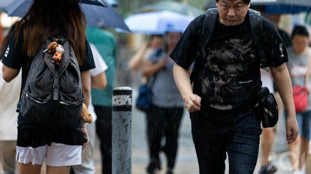 香港天文台指出,下週一驟雨將會減少。(圖/香港01)