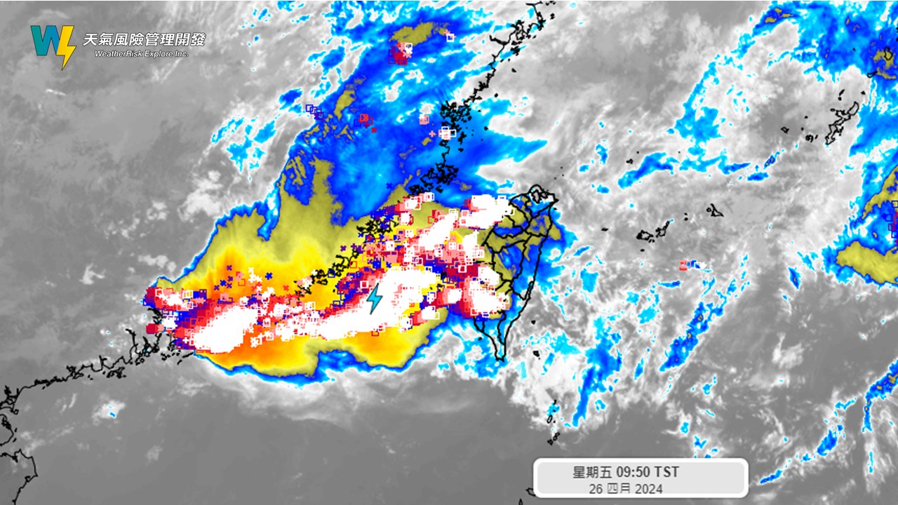 台灣部分地區出現密集閃電。(圖/翻攝自天氣風險 WeatherRisk臉書)