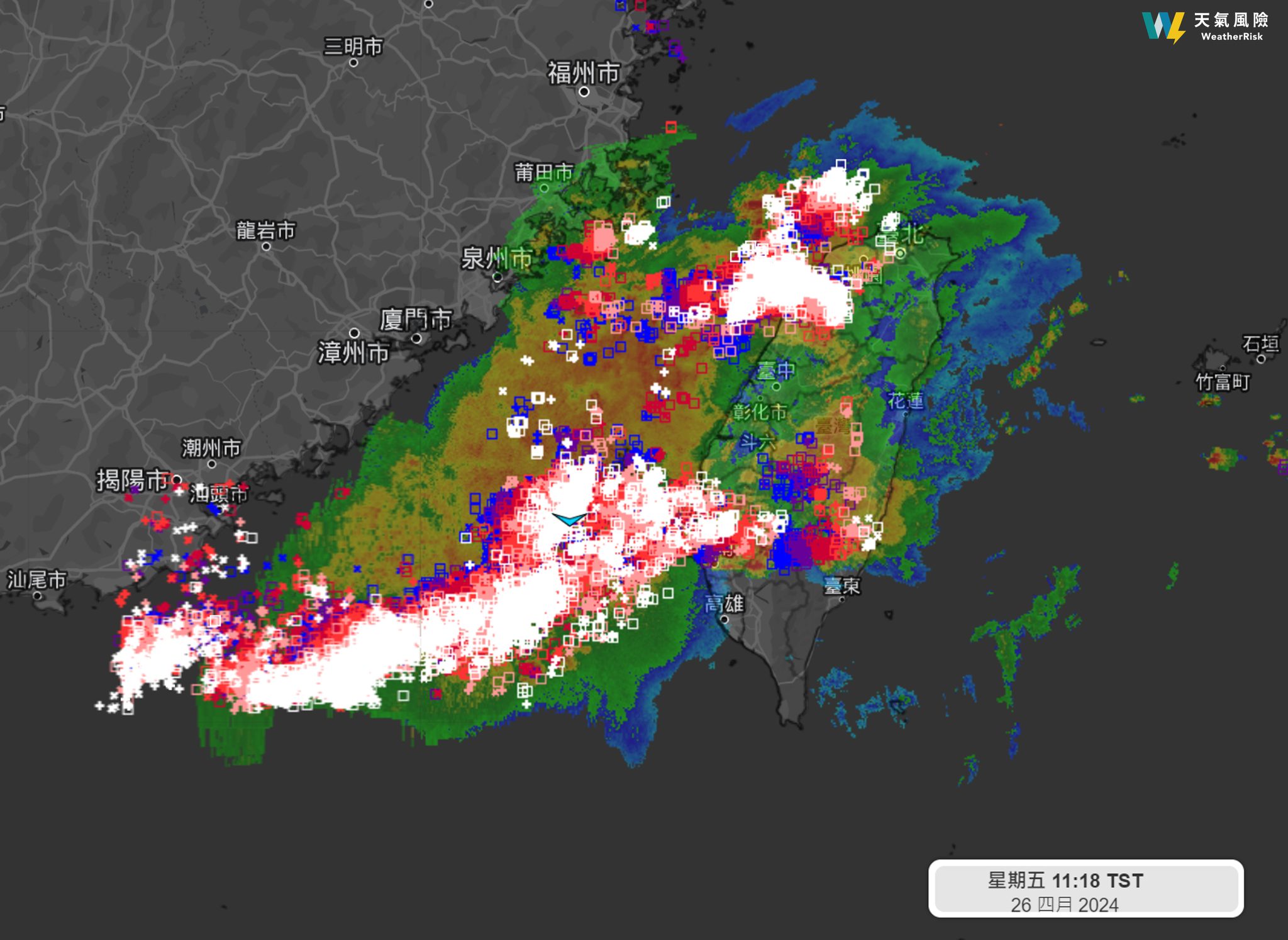 強對流位於竹苗沿岸、西南方海面,閃電非常活躍。(圖/翻攝自天氣風險 WeatherRisk臉書)