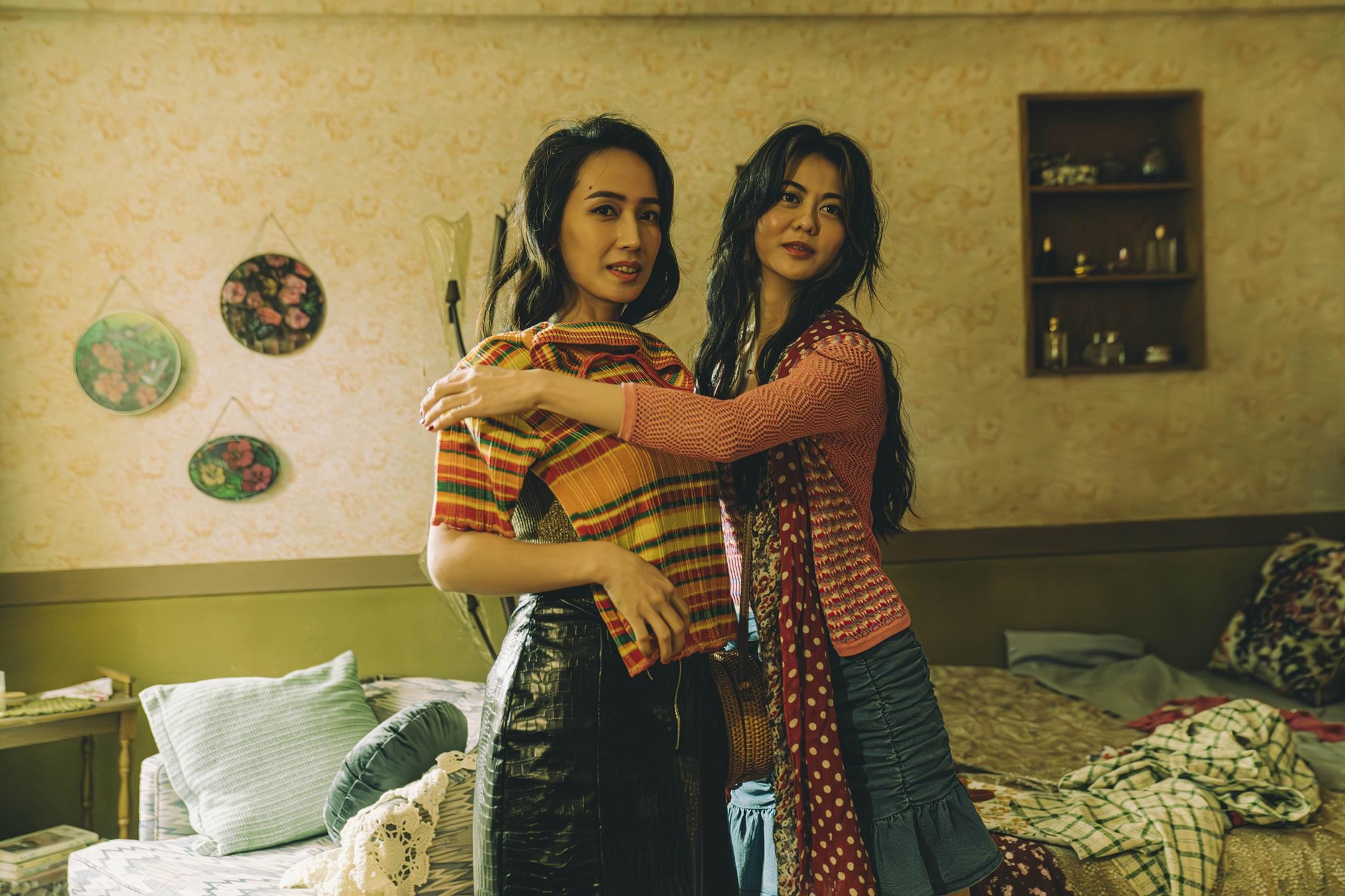 白癡公主(右)和小薰在《鬼天廈》皆扮演性工作者。(圖/華映娛樂提供)