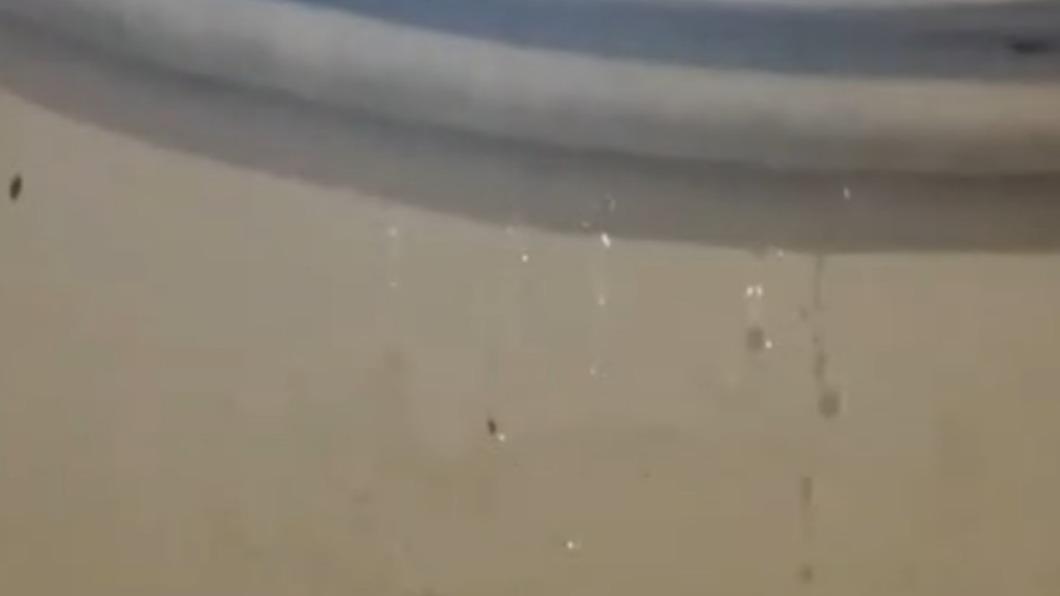 牆壁不斷滲水進屋內。(圖/民眾提供)