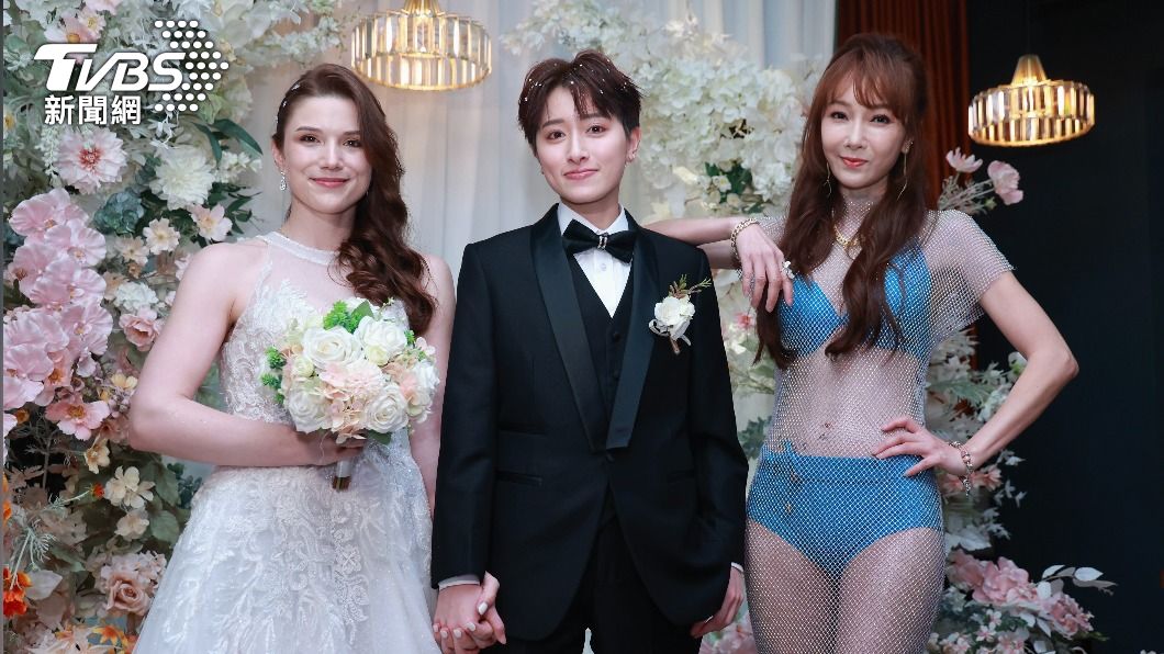 《黑澀會》女星同性婚宴!洋妻絕美亮相 美魔女媽透視裝「內衣外露」搶盡風采
