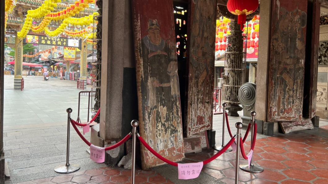 文資局同意先將門片緊急卸下。(圖/翻攝自張偉東臉書)