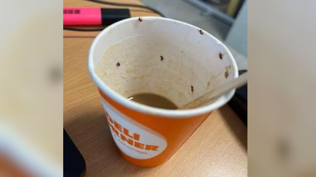 女子買販賣機咖啡「杯裡爬大量黑蟲」 喝下疑過敏性休克急送ICU