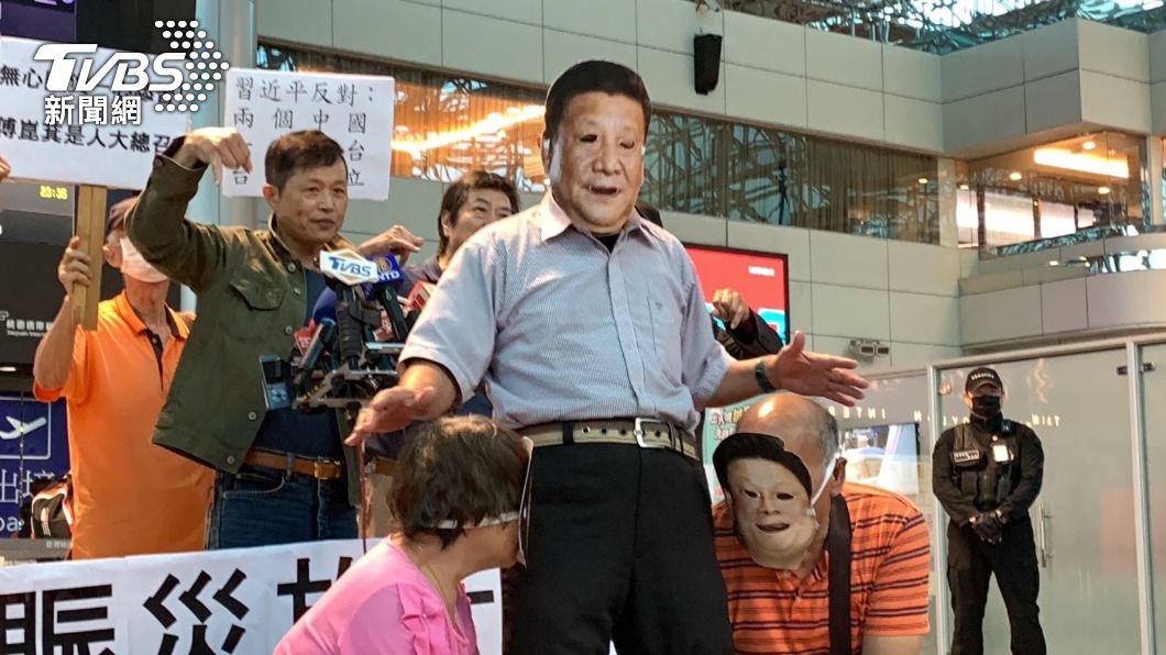 獨派團體「台灣國」到場抗議傅崐萁赴陸。(圖/葉豐瑋攝)