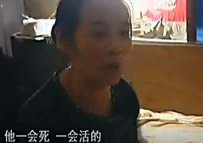 丈夫突然復活穿著壽衣出現,妻子驚呆了。(圖/翻攝自《網易新聞》)