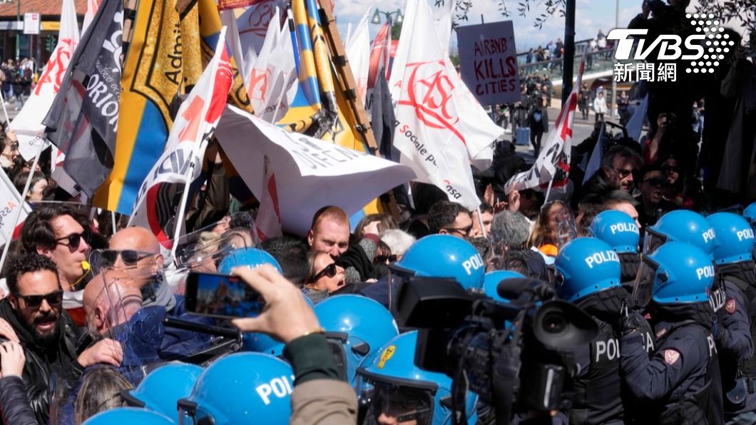 約有500人因為不滿入城費的規定而上街示威,當局也派出警方與其對峙。(圖/達志影像美聯社)