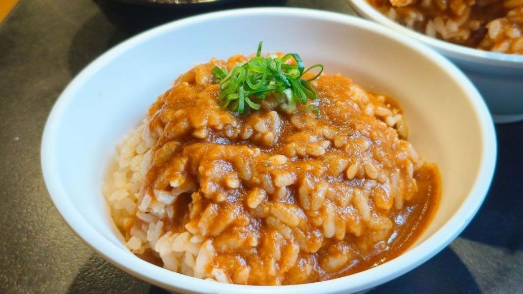 「蝦汁飯」(30元)淋上熬煮了8小時的蝦醬精華,每口都是濃郁鮮香。(圖/Nancy將的生活筆計本提供)