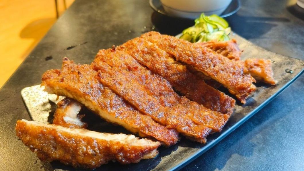 「古早味排骨」(95元)有先經過醃製後再油炸,調味略偏南部口味帶點甜味。(圖/Nancy將的生活筆計本提供)