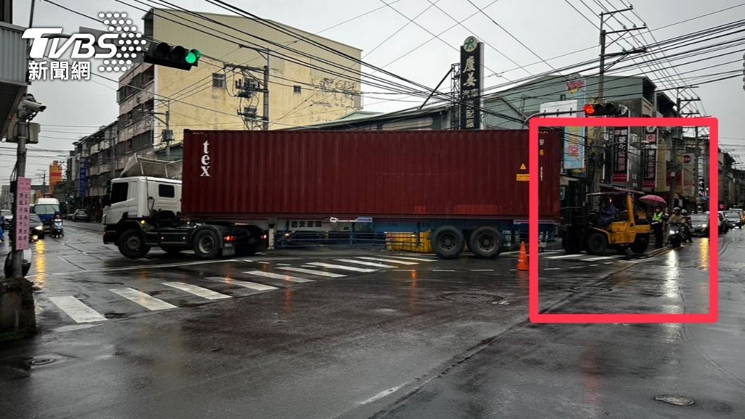 貨櫃車過彎失敗歪腰卡路口 警雨中交管半小時靠「這台」解困