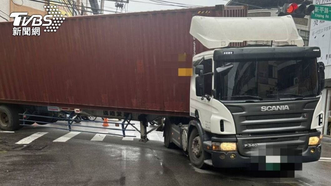 貨櫃車卡在路口。（圖／TVBS）