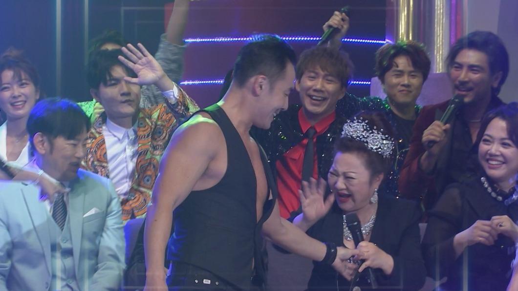 白冰冰(右二)與猛男互動,笑得好開心。(圖/民視提供)