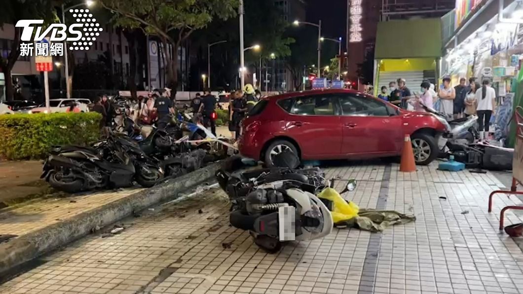 紅色小客車撞進機車停放區。(圖/TVBS)