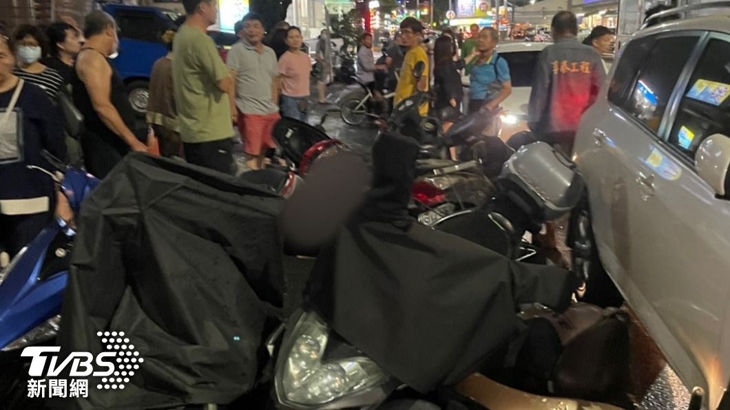 臨停車突鬼切 高雄男閃車失控「衝騎樓」打保齡球撞倒整排機車