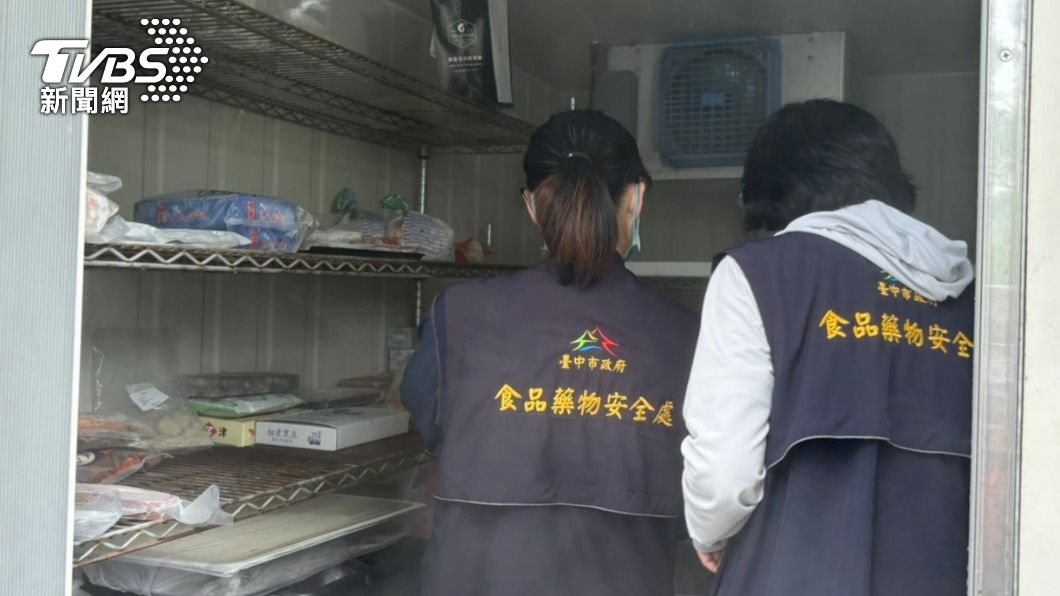 食安處人員到餐廳冷凍庫稽查牛肉的期效。(圖/TVBS)