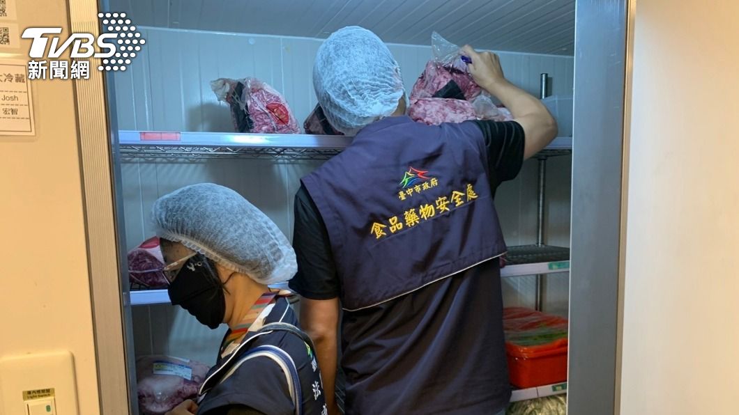 食安處人員會同消保官前往稽查。(圖/TVBS)