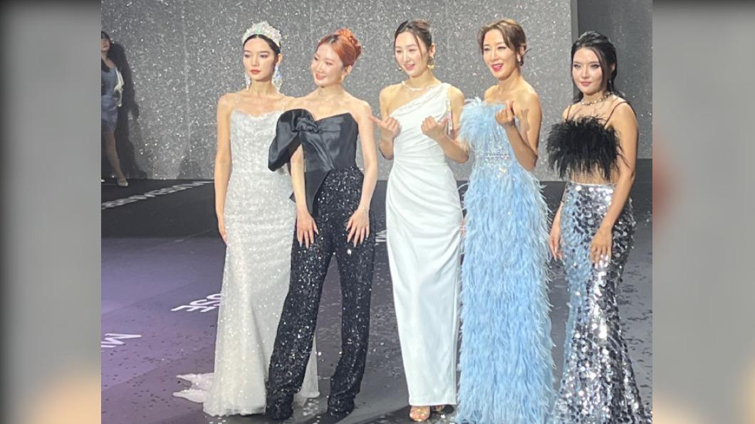 高海寧穩佔C位,楊茜堯、莊心妍、乃萬及代斯就分別站在她的左右兩邊。(圖/翻攝自微博)