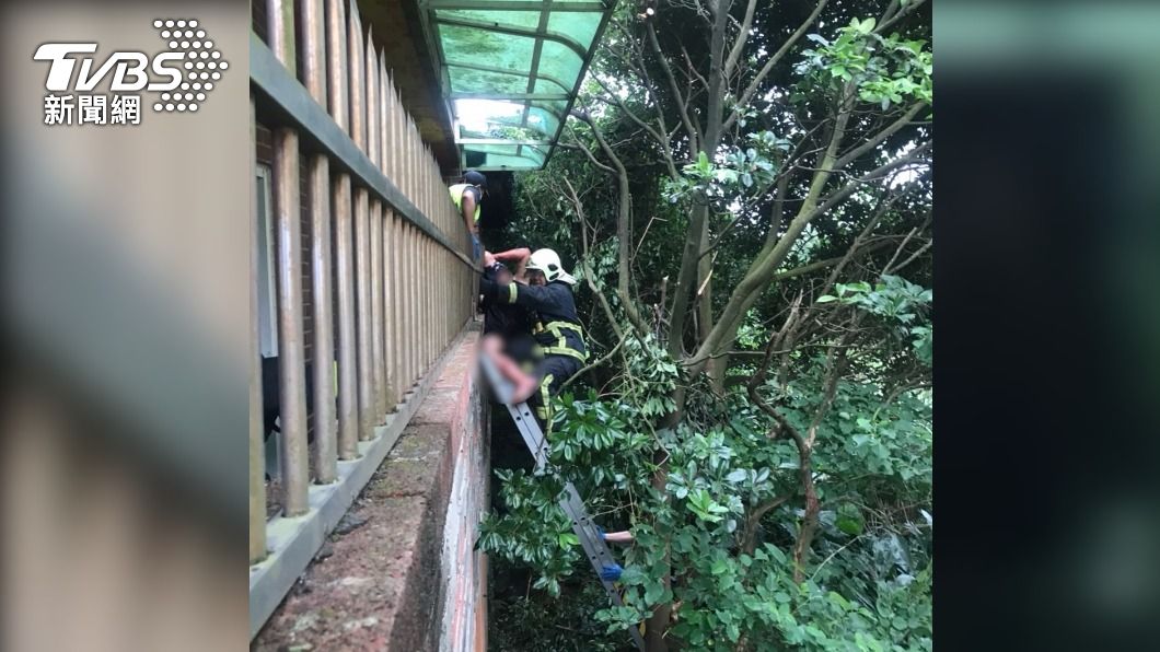 三芝男修樹「踩空」從2樓墜落 小腿慘遭欄杆刺穿鮮血直流