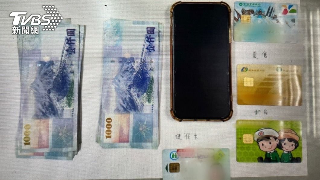 程姓慣竊遭警方圍捕,並起獲贓物。(圖/TVBS)