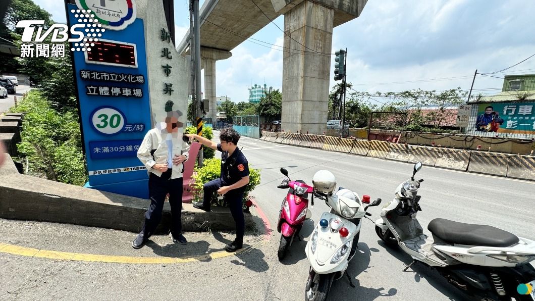 程姓慣竊遭警方圍捕。(圖/TVBS)