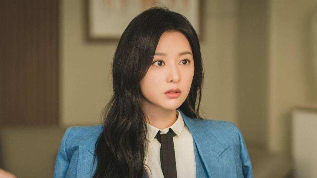 《淚之女王》金智媛千金風造型鮮明色彩套裝(圖/翻攝自IG@tvn_drama)