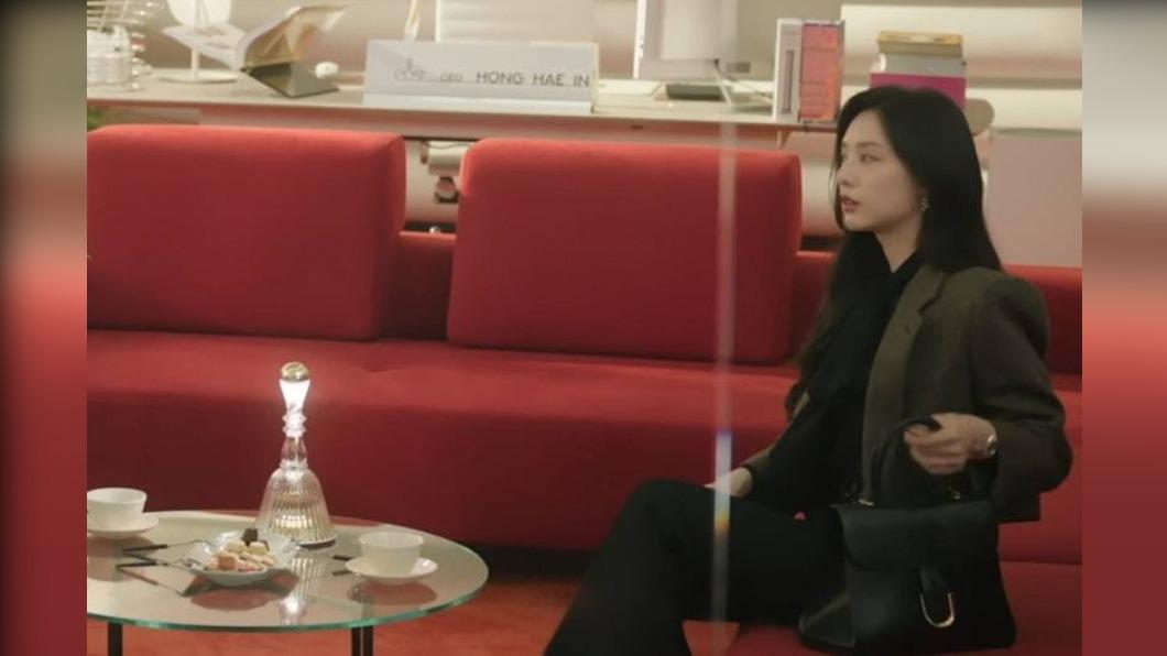 《淚之女王》金智媛千金風造型全黑型格套裝套(圖/DELVAUX提供)